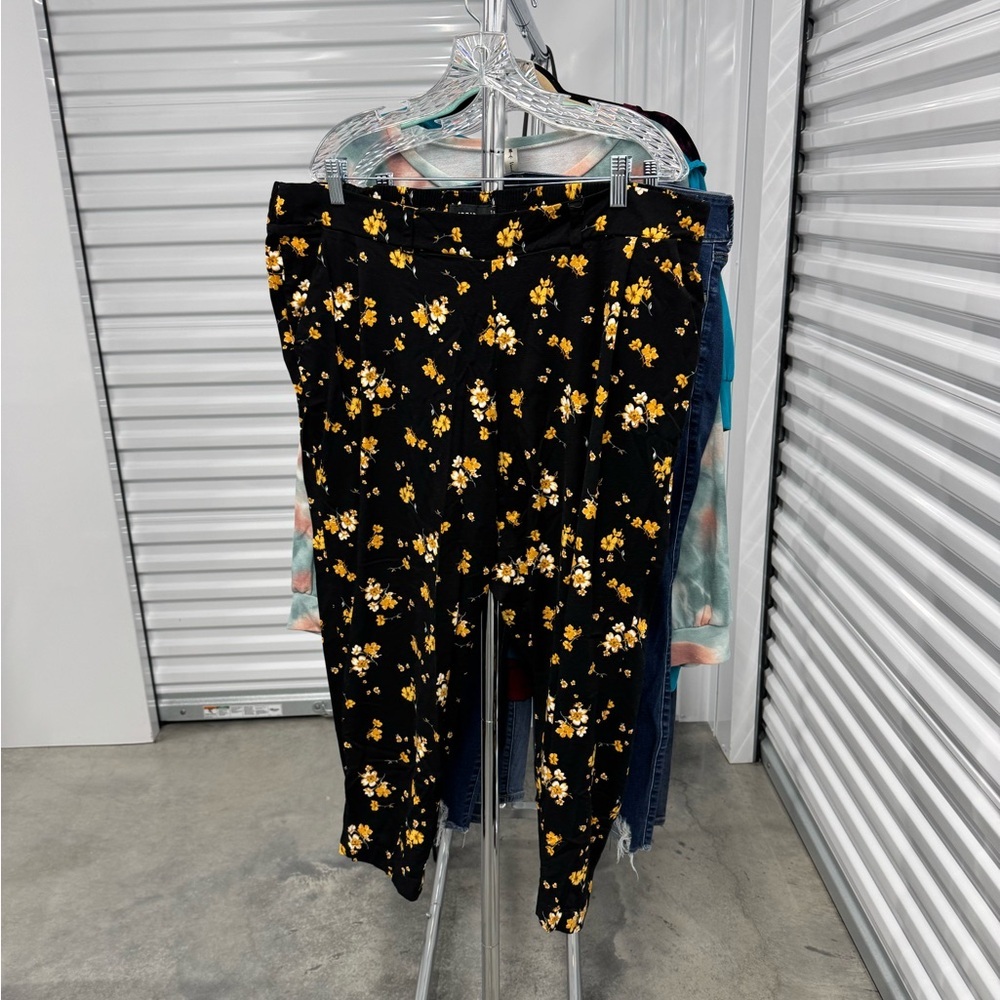 Torrid | Floral Print Crop Pants in Black and Yellow | size 3
